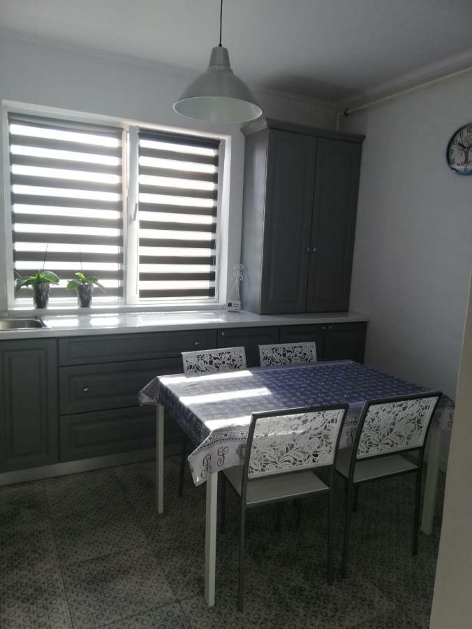 3 Room Apartment 2 Minutes Away From Ploiesti Exterior photo